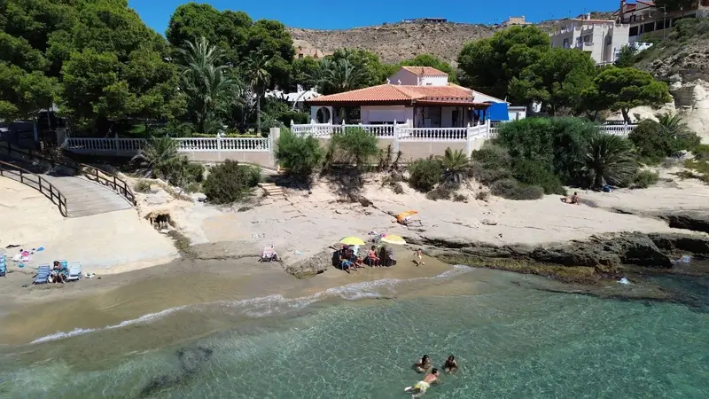 Villa de Lujo en San Juan de los Terreros con Acceso Directo a la Playa