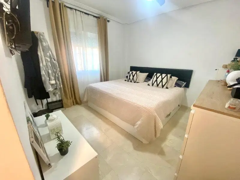 Chalet Pareado en Málaga: 3 Plantas, Piscina y Barbacoa