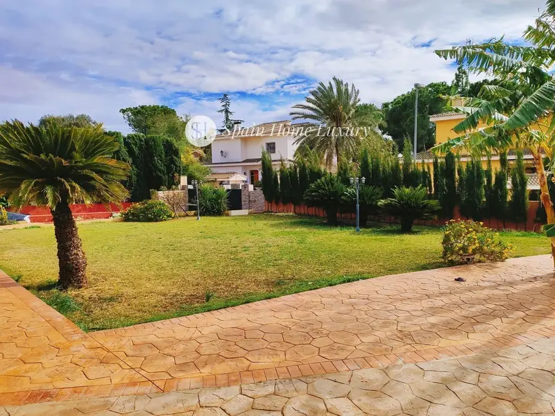 Chalet en venta en L Eliana 7 habitaciones 4 baños Gran jardin
