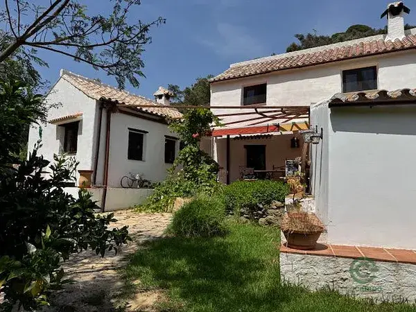 Cortijo Rustico en Casares con 3 Hectareas y Piscina