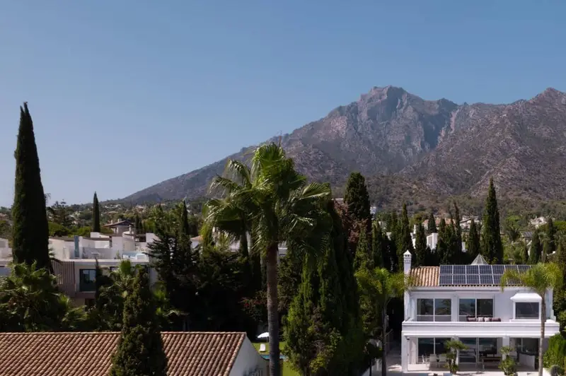 Chalet de Lujo en Marbella con Vistas al Mar y Piscina