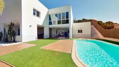 Chalet en Venta Roda de Bera con 2 Viviendas y Piscina