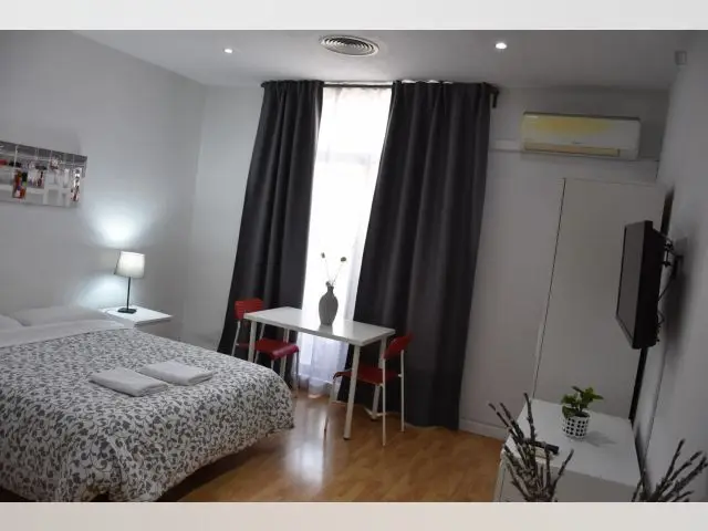 Apartamento Moderno con Office Kitchen en Madrid