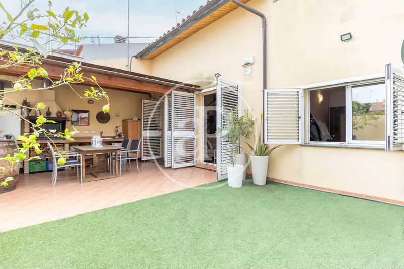 Casa Adosada en Sabadell 530m2 con Parking 330m2 y Patio