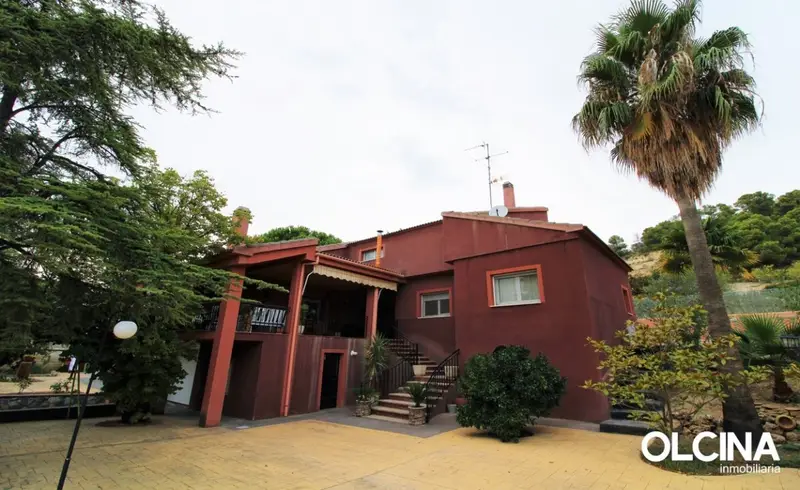 Chalet en Onil con Jardin Piscina y Barbacoa 7 Dormitorios