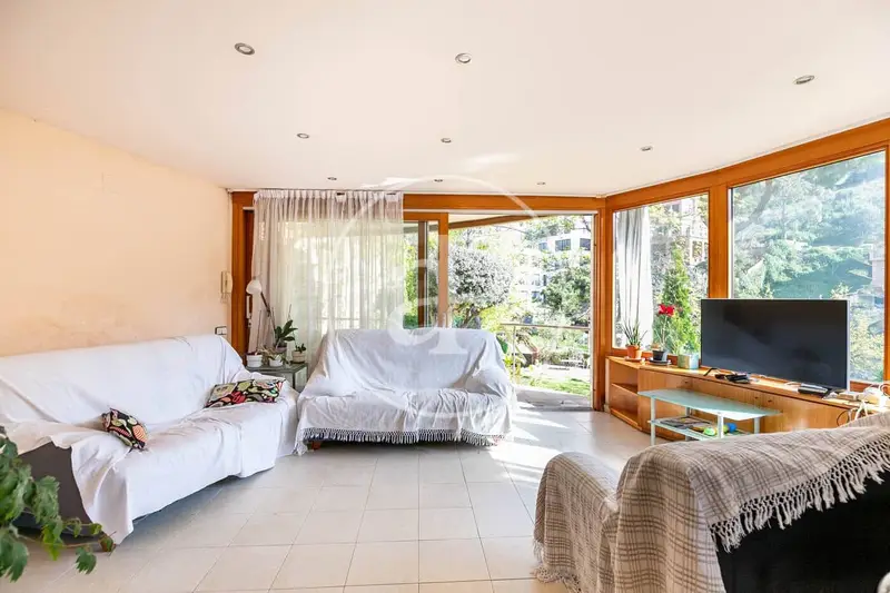 Chalet en venta en Vallcarca con jardín, piscina y garaje doble