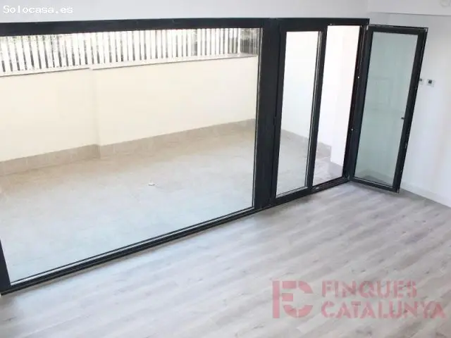 Pisos de Lujo en Girona Centro:  Planta Baja con Terraza y Opciones de Duplex
