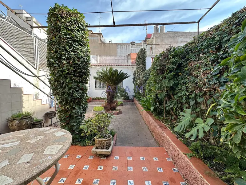 Venta Casa con Terraza y Local Comercial en Calella