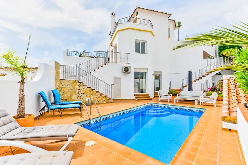 Alquiler Piso 4 Dormitorios Nerja Vistas al Mar Piscina Privada