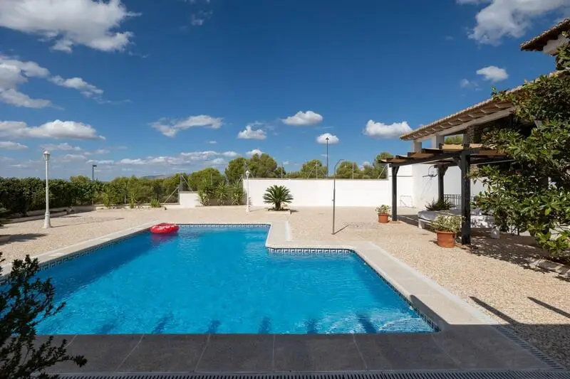 Chalet en La Zubia 3 dormitorios 500m2 con piscina y jardin