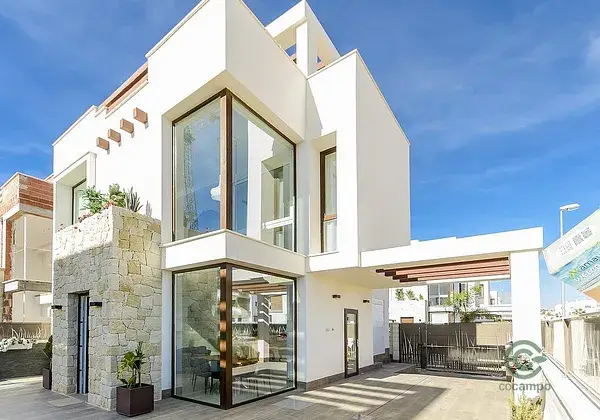 Villa en Los Montesinos con Piscina Privada y Sótano Opcional