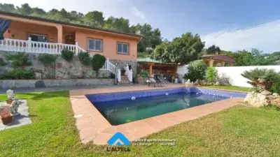 Chalet en Venta en La Pineda Bigues i Riells con Apartamento Independiente