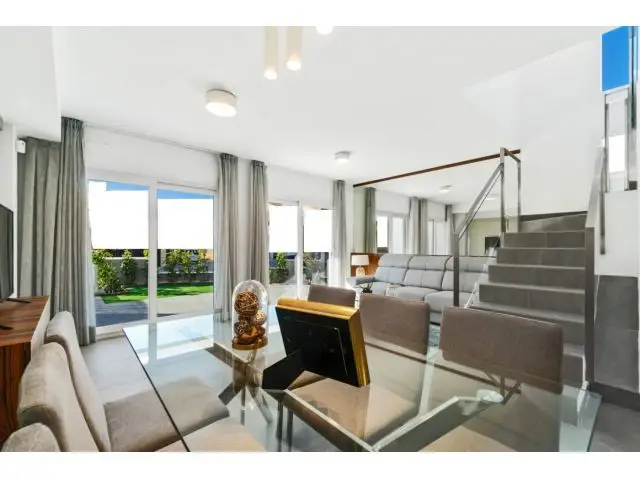 Bungalow con Piscina en Urbanizacion