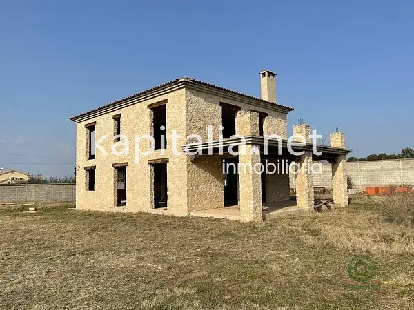 Chalet en Canals con Paredes de Piedra y Amplias Terrazas