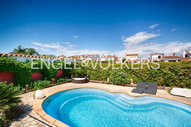 Chalet de Lujo en Empuriabrava con Acceso al Canal