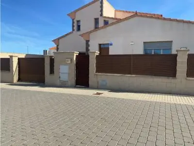 Casa Unifamiliar Seminueva en Nueva Villa