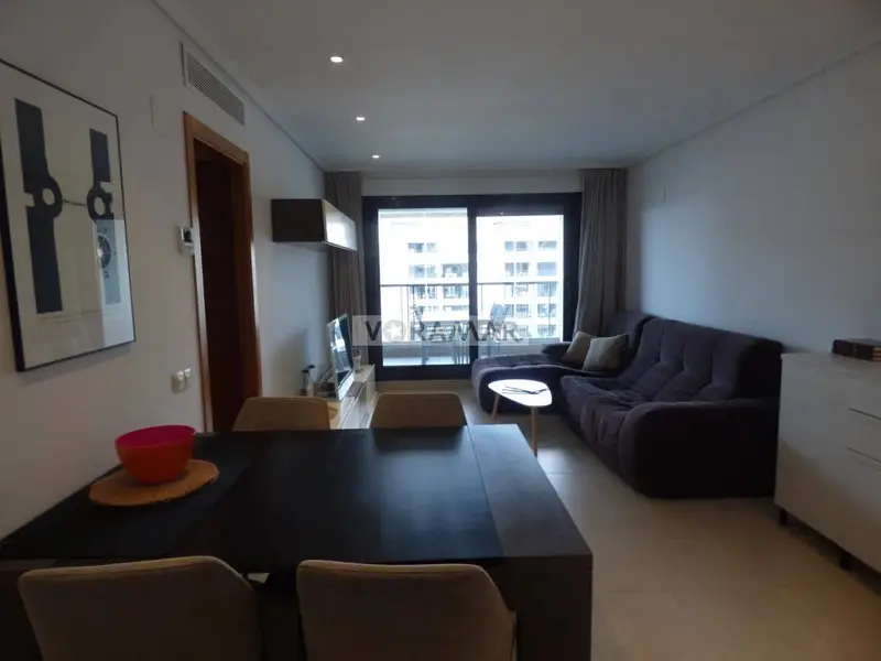 Alquiler Julio Valencia: Apartamento en Residencial con Piscina Cerca de la Playa