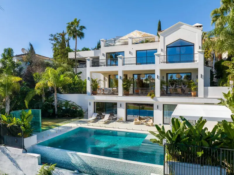 Villa Moderna de Lujo en El Herrojo Benahvis