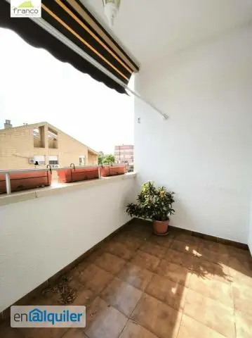 Alquiler piso 4 dormitorios Ronda Sur terraza garaje ascensor
