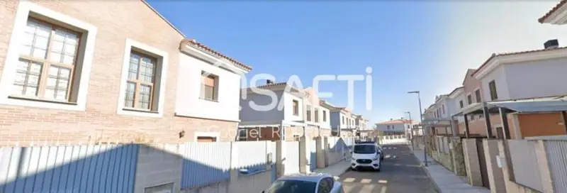 Chalet con 7 dormitorios y piscina en urbanizacion privada