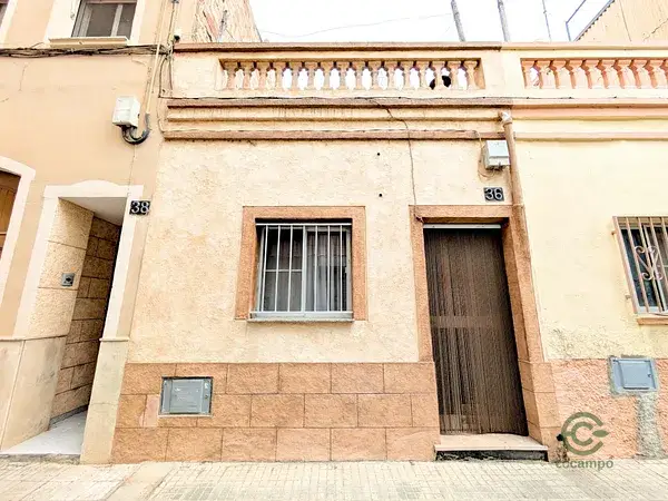 Casa en Planta Baja y Primer Piso con Terraza en Amposta