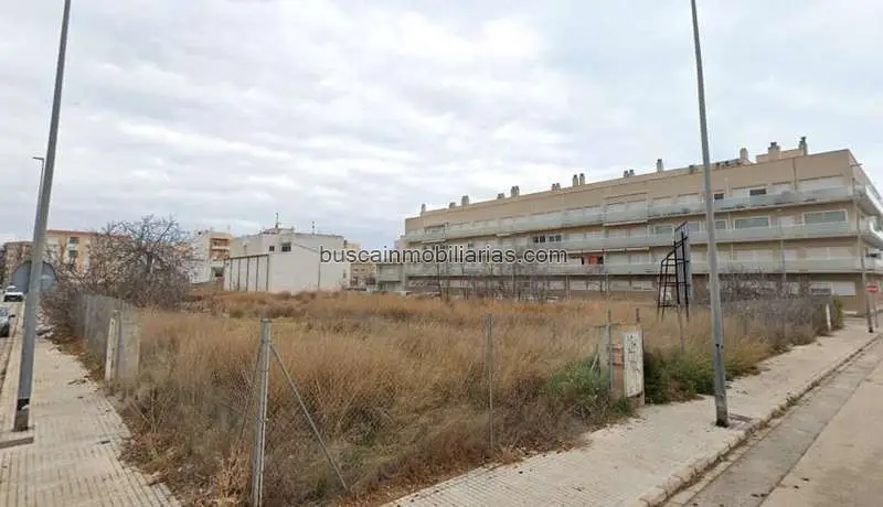 Parcela Urbana en Venta en Oliva: Solar Residencial con Alta Edificabilidad