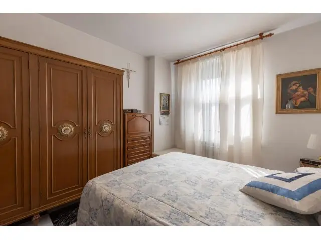 Casa independiente con terraza y ascensor en La Zubia