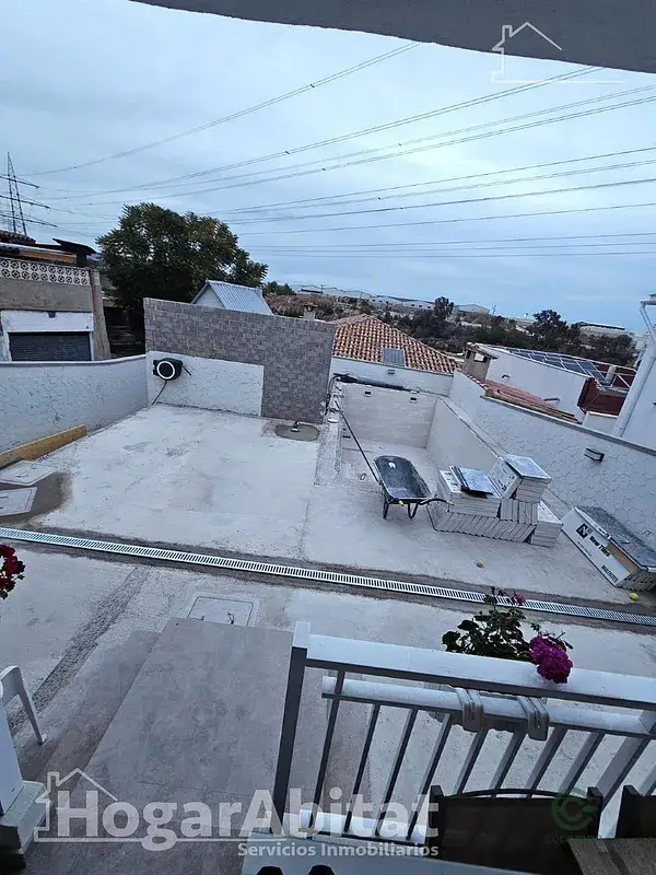 Chalet Reformado con Piscina y Amplio Terreno en Almazora