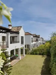 Villas en Estepona  Frente a Golf  4 Dormitorios