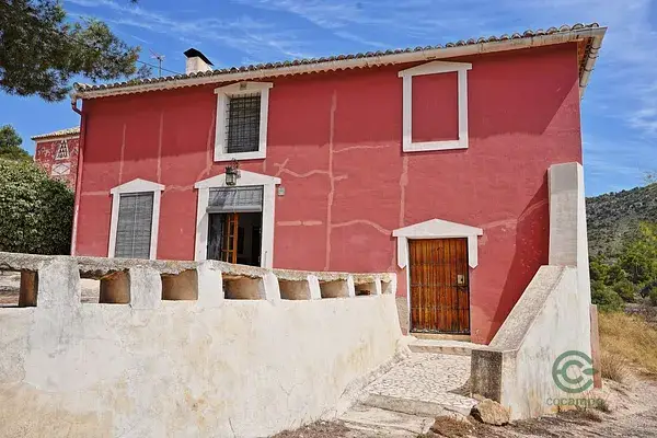 Finca Rustica con Masia de 500m2 y 104 Hectareas en Monover Alicante