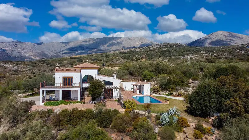 Villa de Lujo en Periana con Vistas Panorámicas