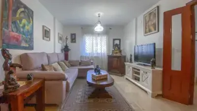 Casa adosada en venta: 4 dormitorios, garaje y patio