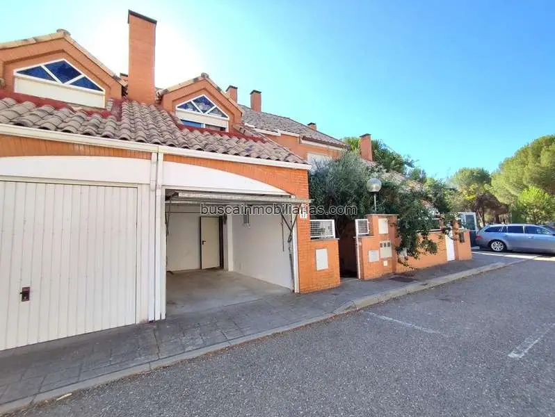 Casa en Aldeamayor de San Martín: Adosado con Piscina