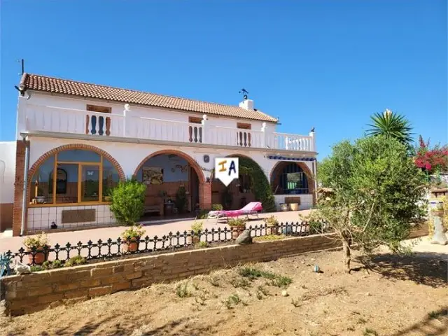 Casa-Villa de 3 Dormitorios en venta Puente-Genil, España