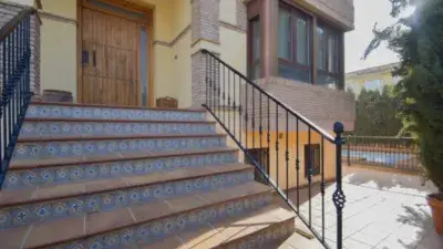 Chalet Independiente en Esquina con Piscina y Barbacoa