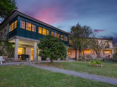 Casa de Campo con 12 Habitaciones y Piscina en Pontevedra