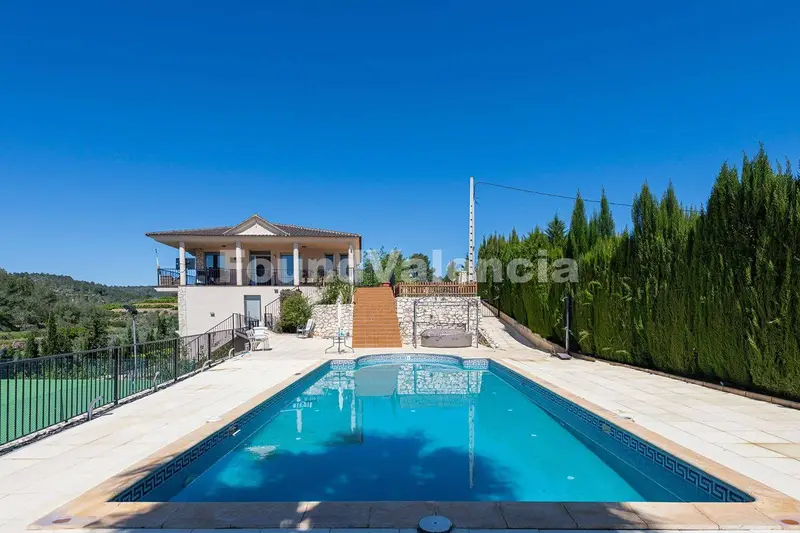 Chalet en Chella Valencia con Piscina y Cancha de Tenis