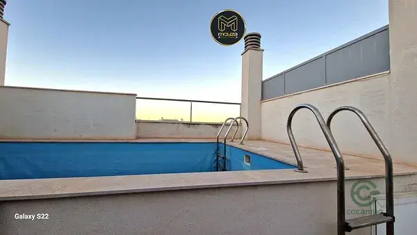 Casa en Bulevar: Cuatro Plantas, Piscina y Garaje Doble
