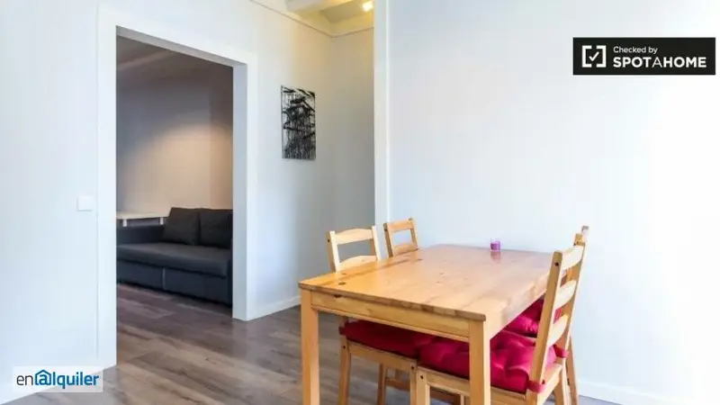 Estudio en Sant Antoni Barcelona amueblado con balcon