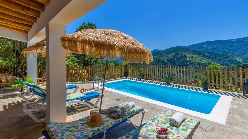 Casa Rural con Piscina Privada en Jubrique Malaga
