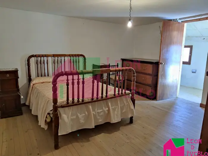 Casa de Pueblo con Patio y Fincas Rusticas
