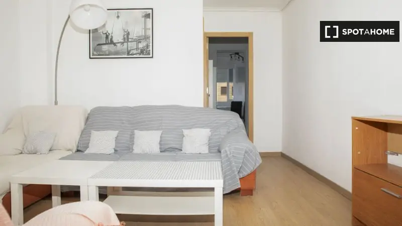 Se alquila habitación en piso de 6 habitaciones en Zaragoza