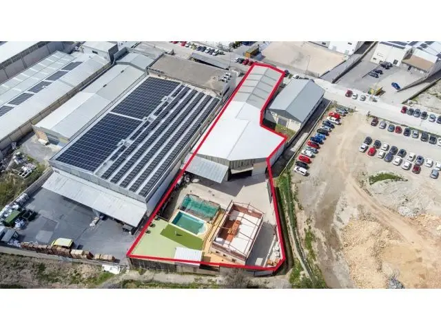 Nave Industrial con Vivienda en Parcela con Piscina