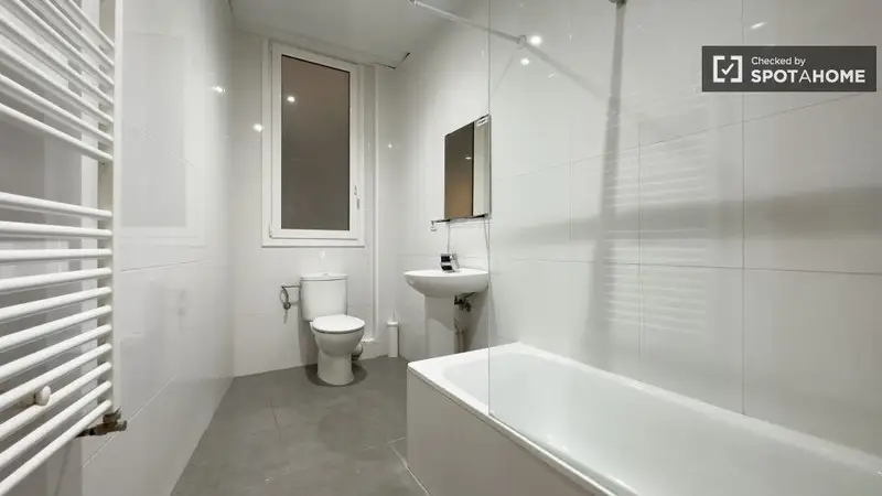 Apartamento de 7 Dormitorios y 2 Baños en Barcelona