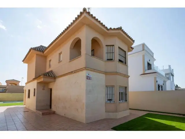 Chalet con Piscina en Primera Linea de Playa Chipiona