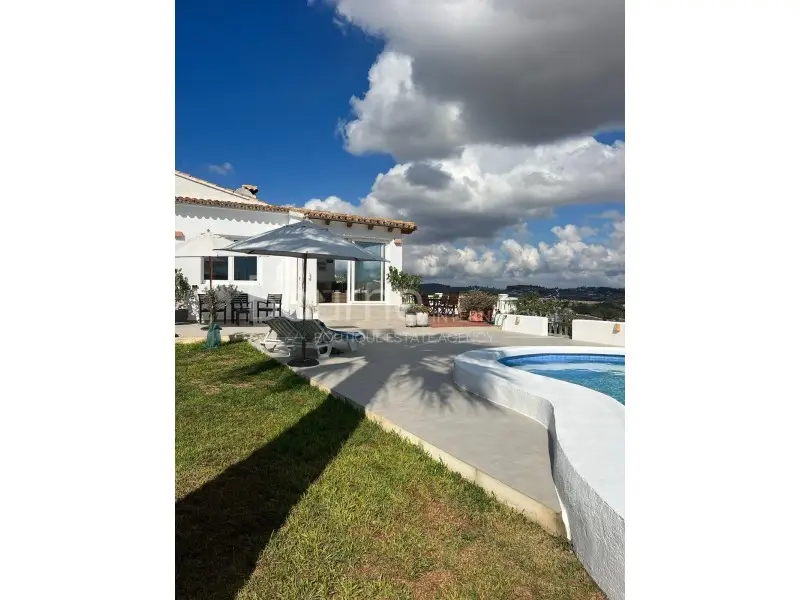 Villa en Benimeli con Vistas Panorámicas y Posibilidad de Ampliación