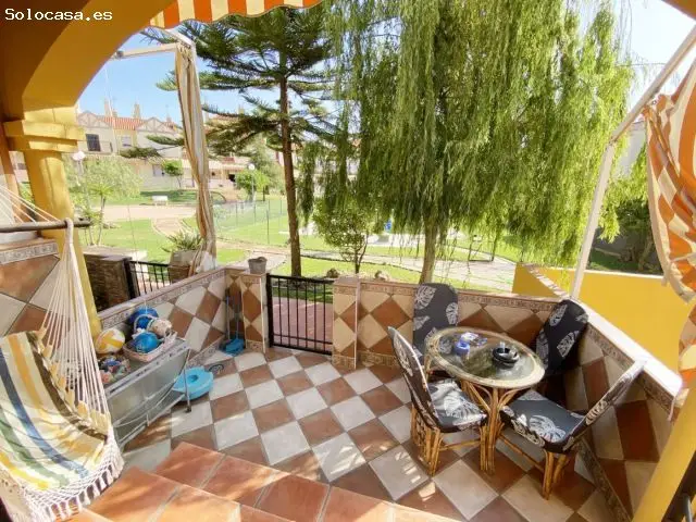 Chalet Adosado en El Portil con Piscina y Garaje