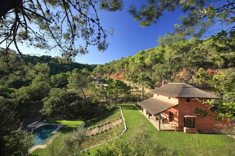 Casa Villa de Lujo en Benahavis con Golf y Zona Verde Privada