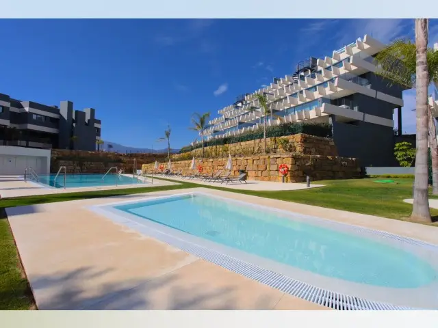 Apartamento 3 Dormitorios Selwo Moderno con Jardin y Piscina