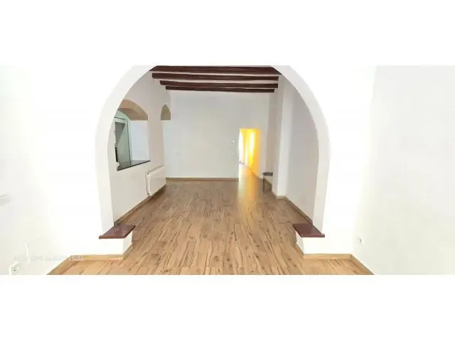 Planta Baja en Alella: 3 Habitaciones, Patio Interior y Techos Altos